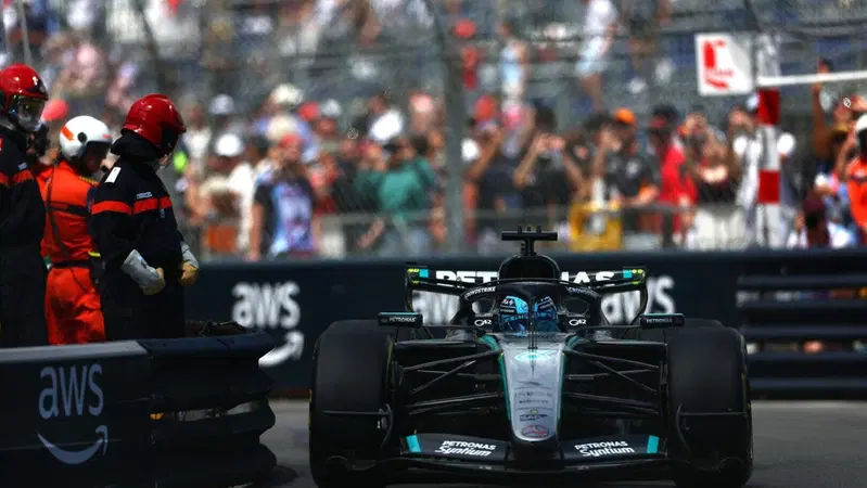 "Non so cosa stia succedendo, Kimi fa cose che a me non riescono": Russell &egrave; un caso in Mercedes