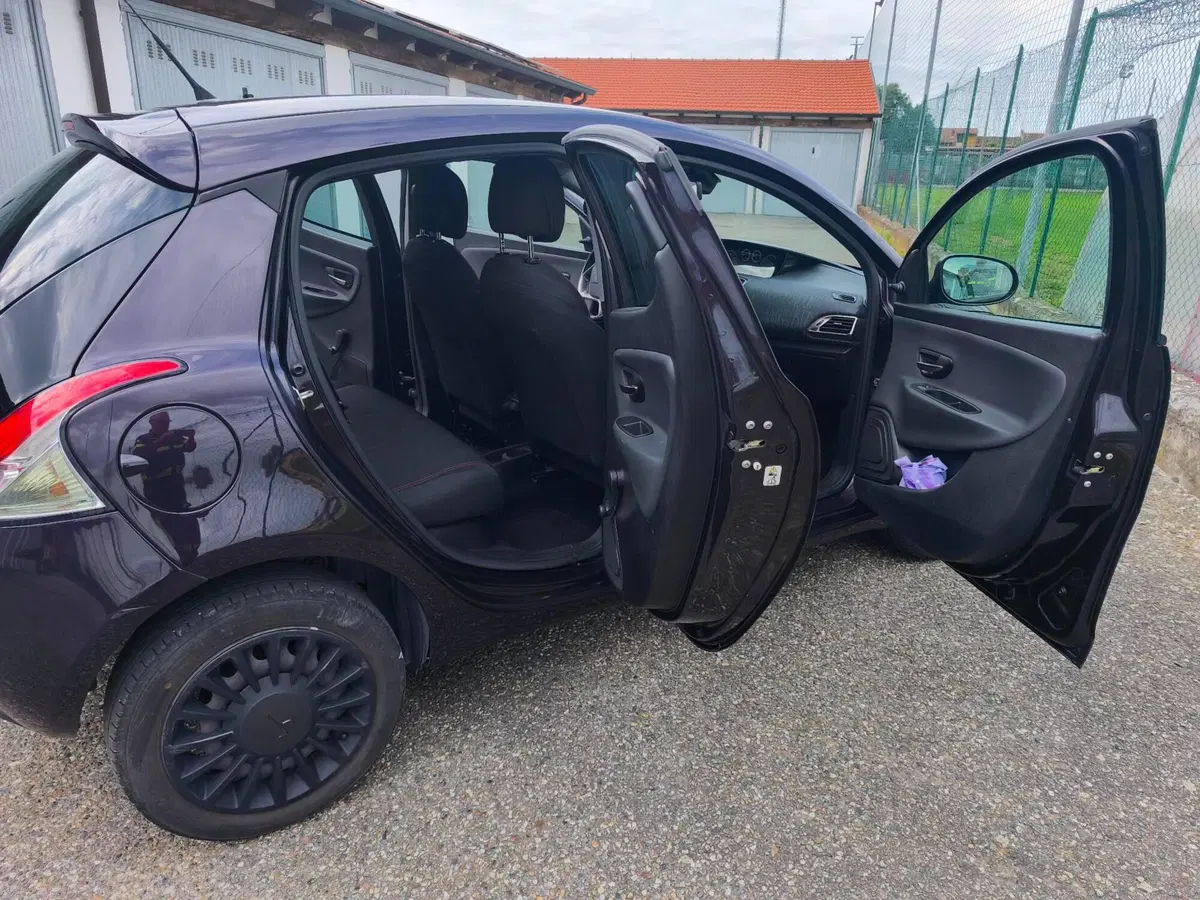 Lancia Ypsilon usata a Vercelli (10)