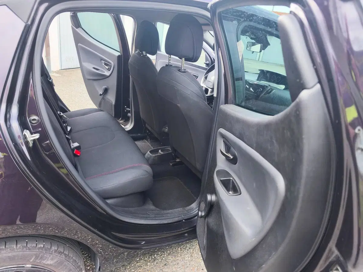 Lancia Ypsilon usata a Vercelli (11)