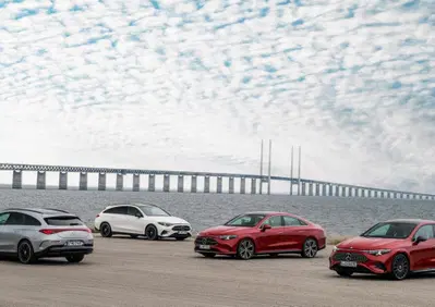 Mercedes CLA elettrica: è davvero l’alternativa alla Tesla? Prova su strada, tecnologia MMA, interni e prezzi