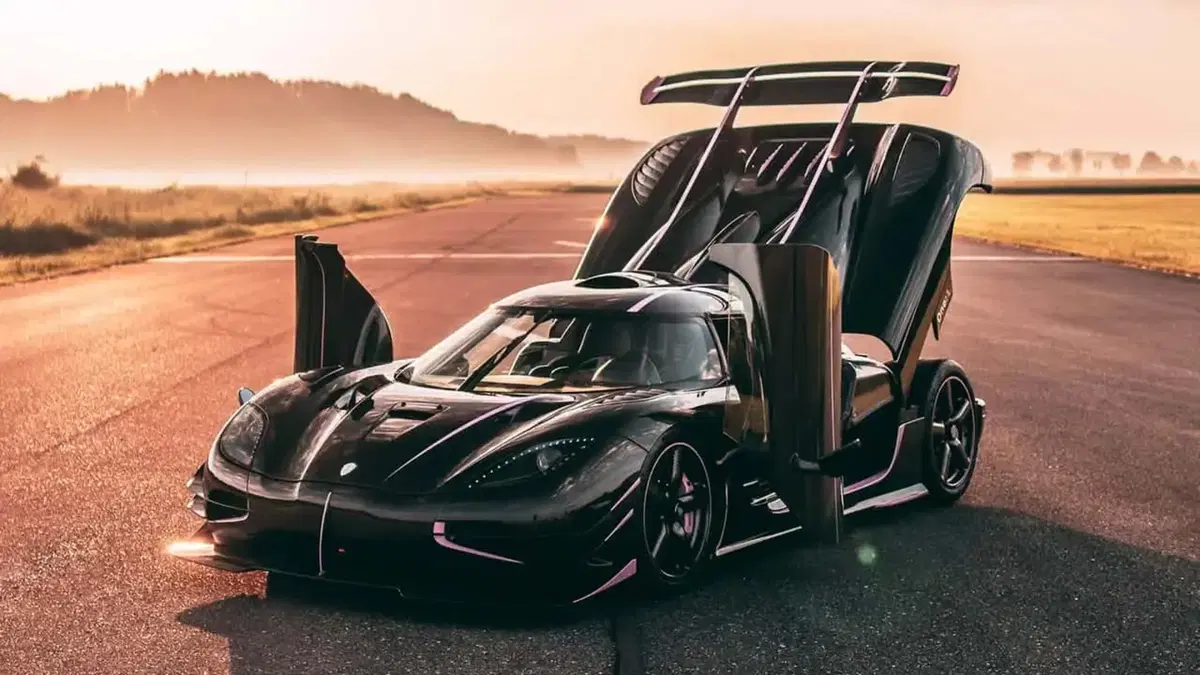 Koenigsegg One:1 “JC” all’asta: la Megacar da 1.360 CV torna protagonista tra record e collezionisti