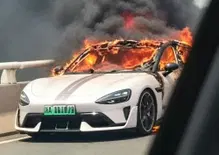 Xiaomi SU7 Ultra prende fuoco in Cina: l'azienda esclude problemi alla batteria, indagini ancora in corso