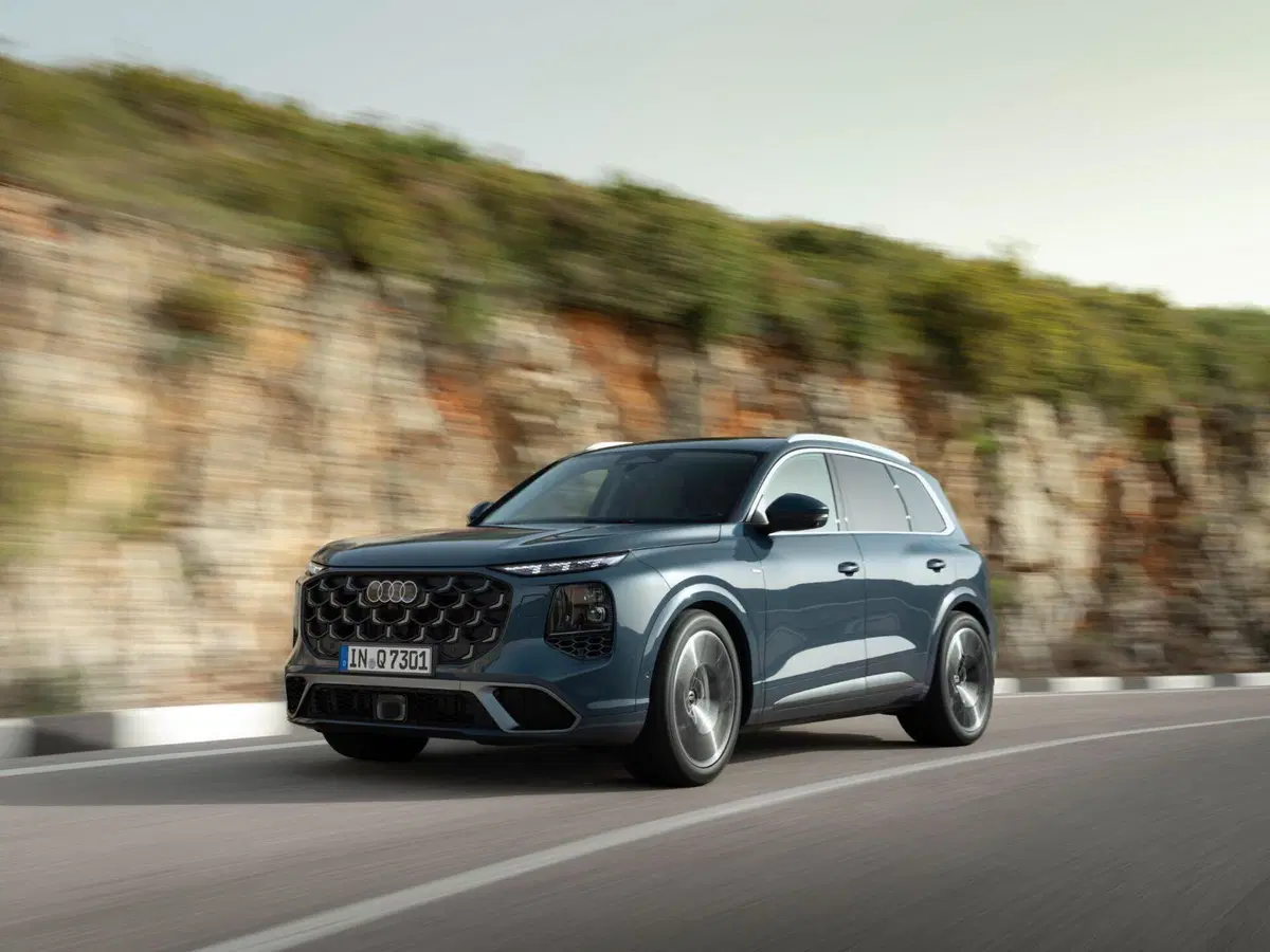 Nuova Audi Q7 2026: debutta la terza generazione del SUV premium con motore V6 diesel mild hybrid e fino a sette posti