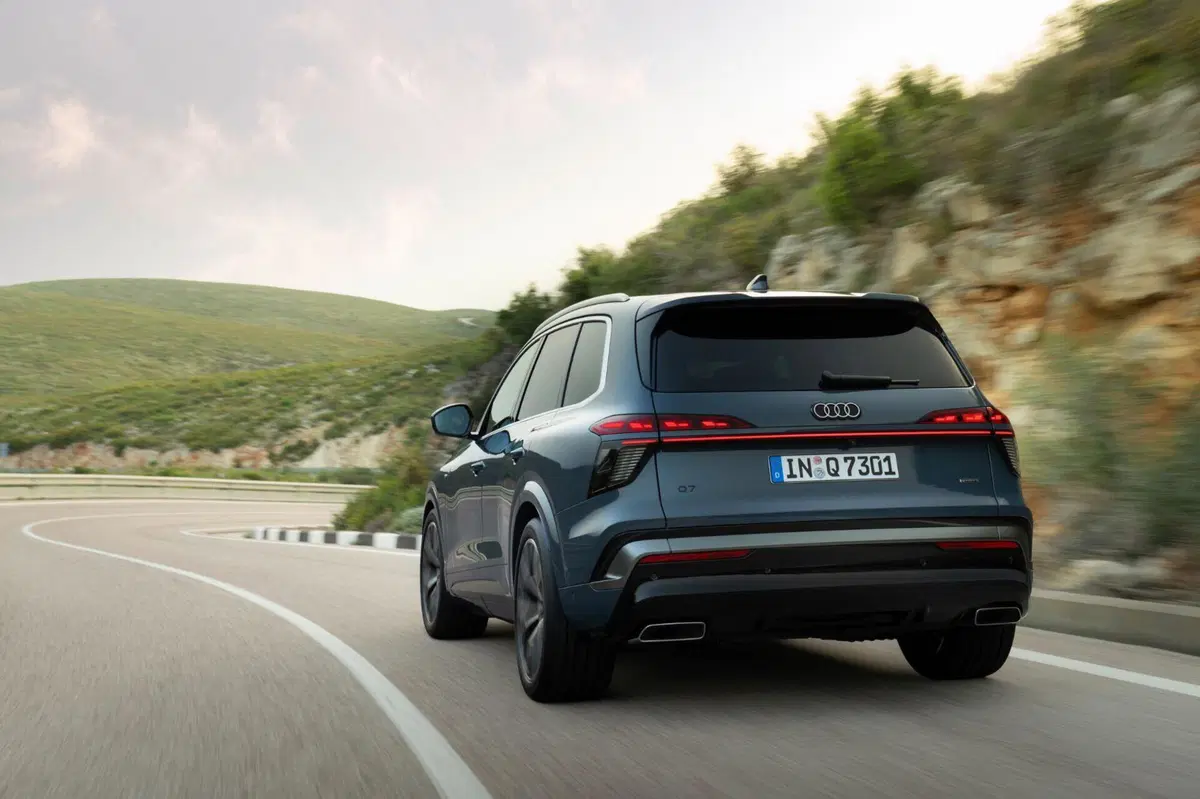 Nuova Audi Q7 2026: debutta la terza generazione del SUV premium con motore V6 diesel mild hybrid e fino a sette posti (20)