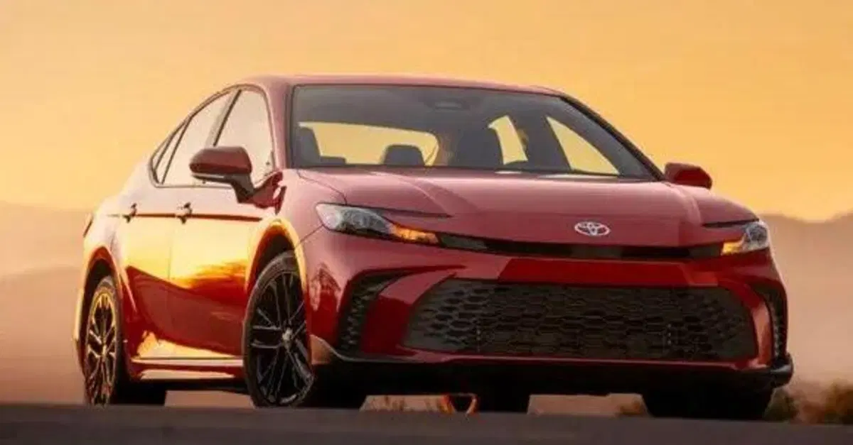 Toyota svela una berlina inedita: sotto il cofano spunta il misterioso &ldquo;7 cilindri&rdquo;