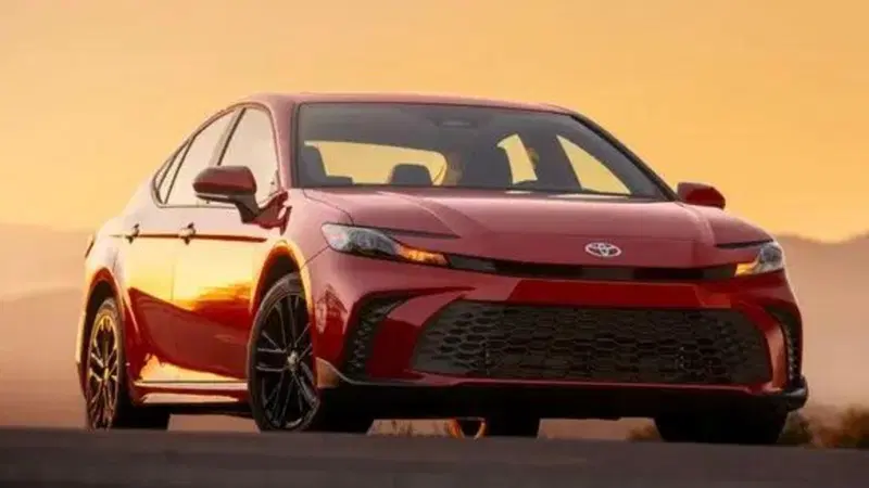 Toyota svela una berlina inedita: sotto il cofano spunta il misterioso &ldquo;7 cilindri&rdquo;