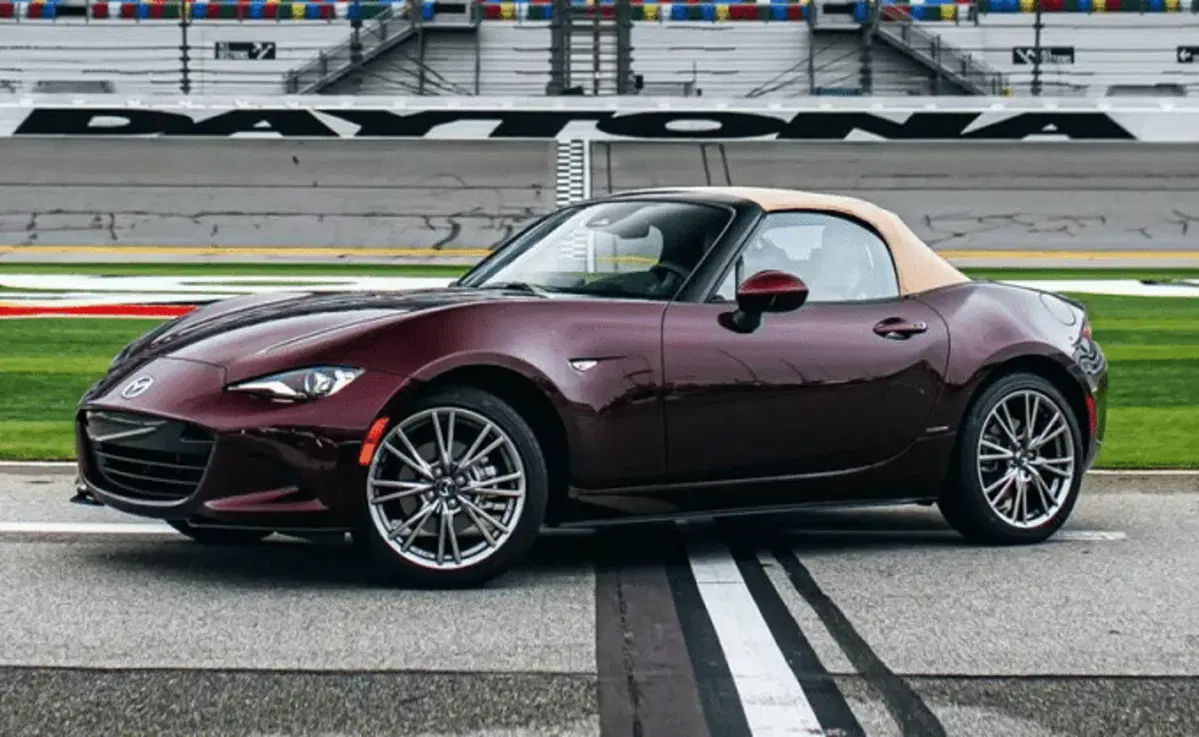 Mazda MX-5, arriva la nuova serie speciale per celebrare i 35 anni della roadster più venduta di sempre (7)