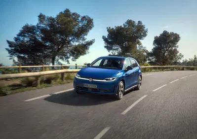 Volkswagen, le auto a benzina come i cavalli: perché l’elettrico vincerà senza divieti secondo Martin Sander