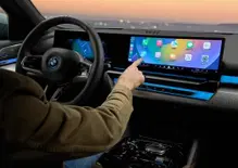 YouTube sbarca su Apple CarPlay: con iOS 27 lo schermo dell'auto diventa una vera smart TV