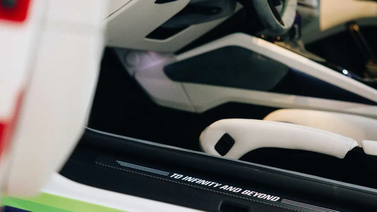 Porsche trasforma Woody, Buzz e Jessie in tre 911 uniche al mondo: il sogno Toy Story diventa realtà (11)