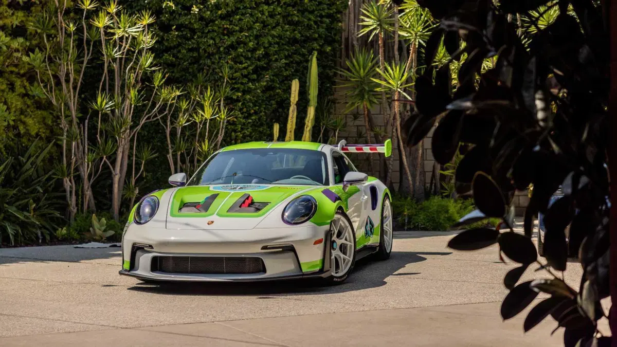Porsche trasforma Woody, Buzz e Jessie in tre 911 uniche al mondo: il sogno Toy Story diventa realtà (15)
