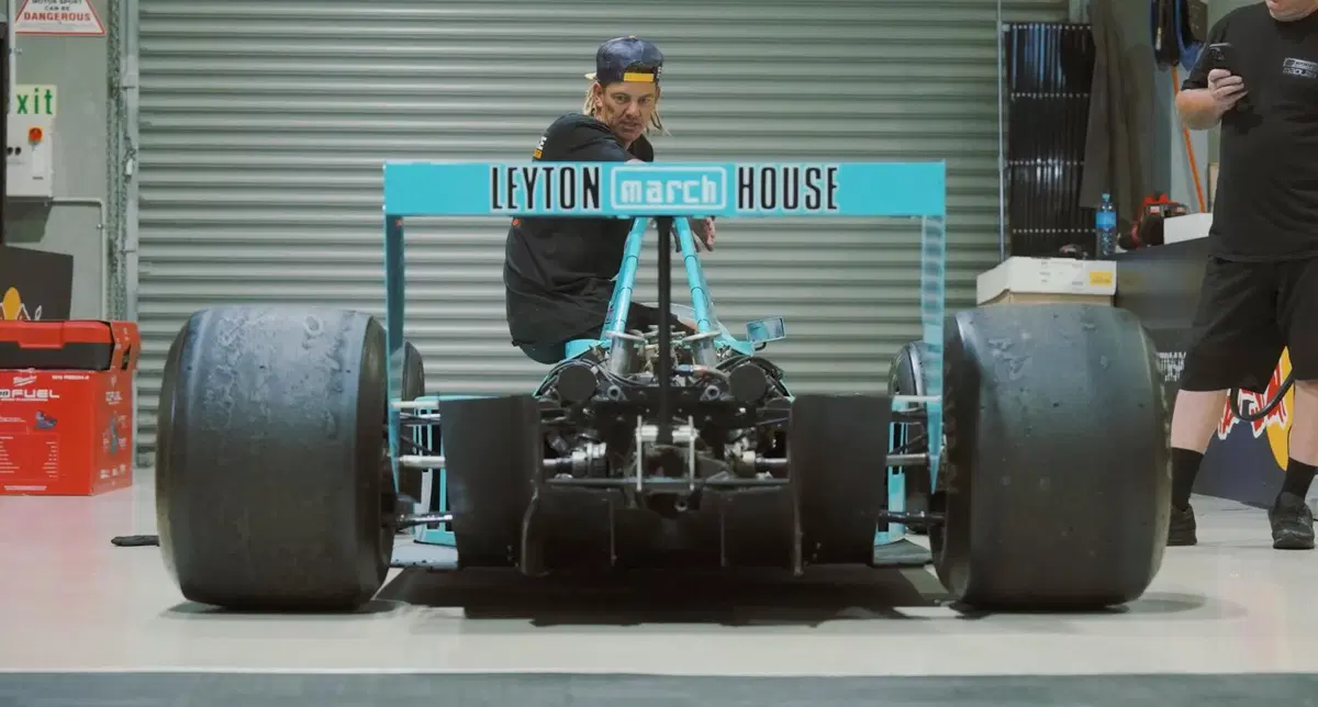 Mad Mike trasforma una Formula 1 anni '80 in auto da drift con motore rotativo: il progetto più folle di sempre (4)