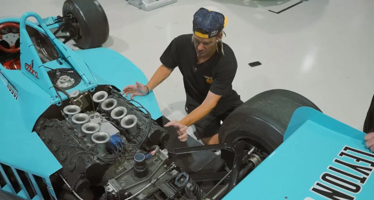 Mad Mike trasforma una Formula 1 anni '80 in auto da drift con motore rotativo: il progetto più folle di sempre (5)