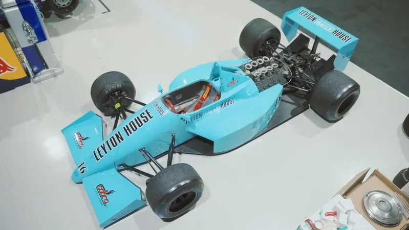 Mad Mike trasforma una Formula 1 anni '80 in auto da drift con motore rotativo: il progetto pi&ugrave; folle di sempre