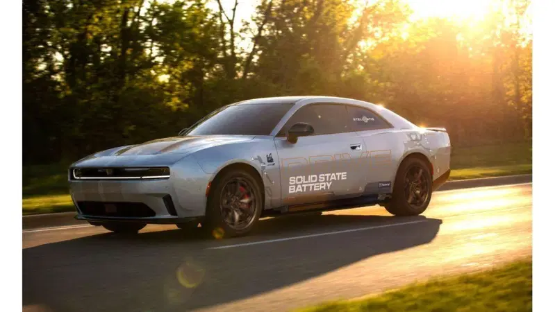 Stellantis porta su strada le batterie allo stato solido: al via i test sulla Dodge Charger Daytona con tecnologia Factorial