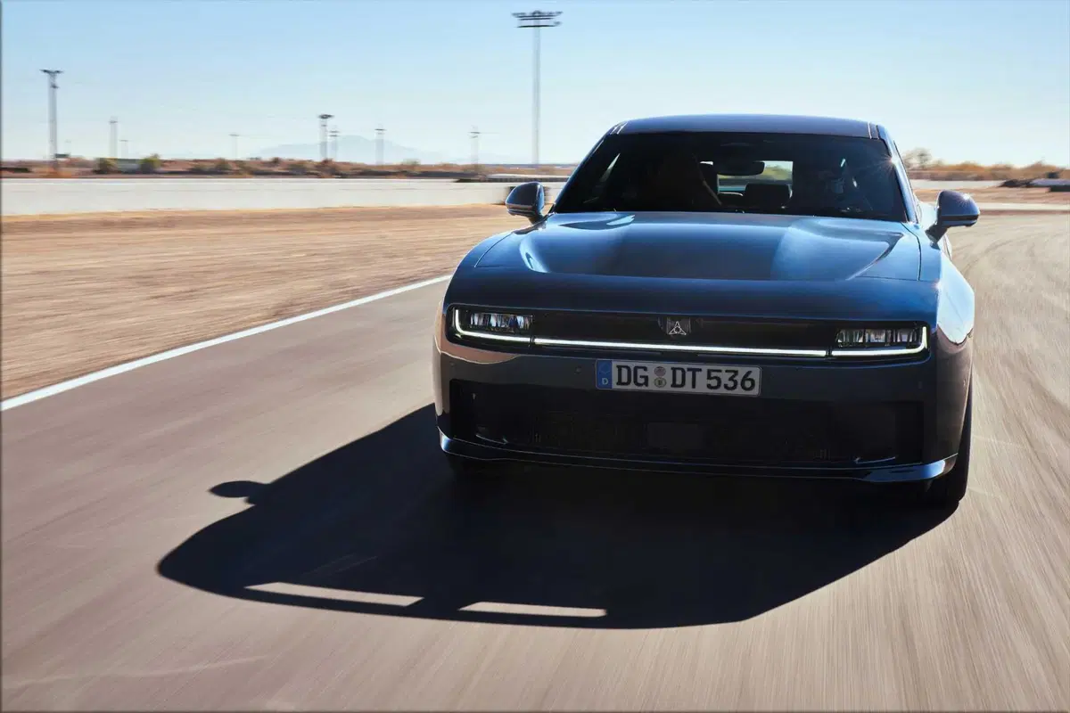 Dodge Charger 2026 in Europa, benzina biturbo o l'eretica elettrica da 670 CV: la muscle car che divide i puristi ma corre più di prima
