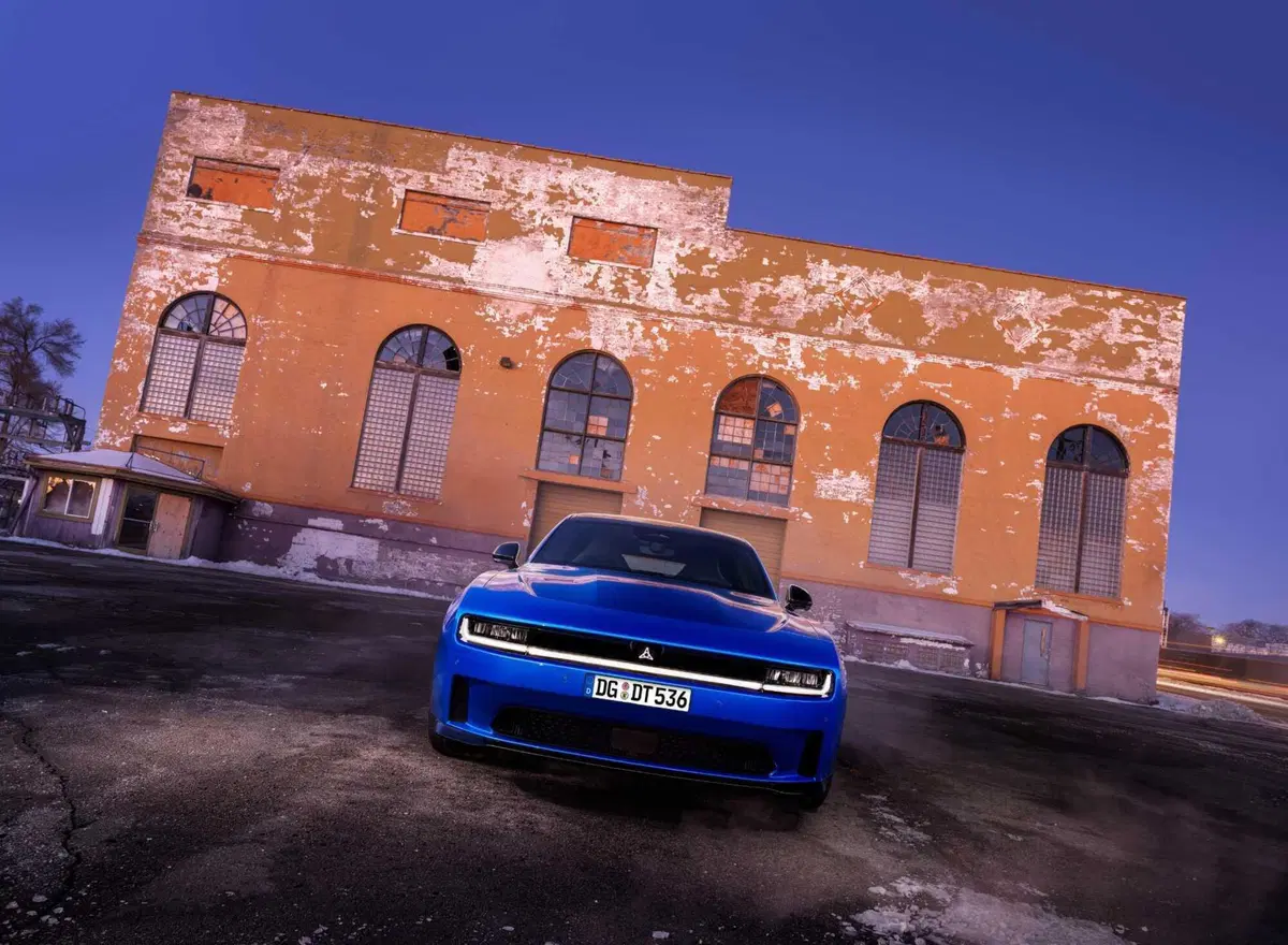 Dodge Charger 2026 in Europa, benzina biturbo o l'eretica elettrica da 670 CV: la muscle car che divide i puristi ma corre più di prima (2)