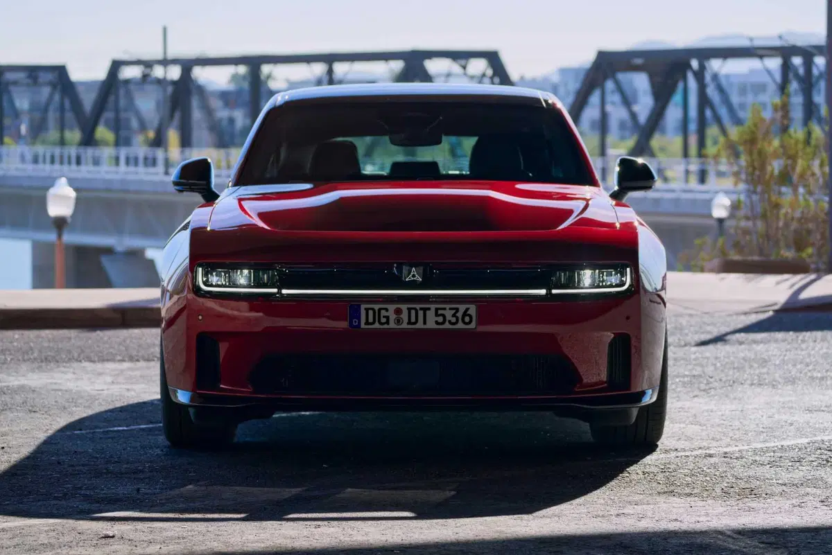 Dodge Charger 2026 in Europa, benzina biturbo o l'eretica elettrica da 670 CV: la muscle car che divide i puristi ma corre più di prima (6)