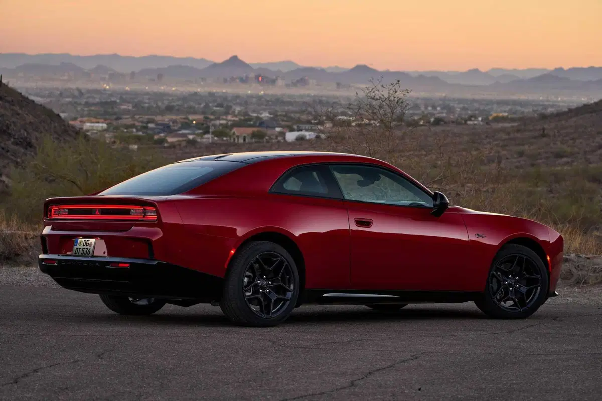 Dodge Charger 2026 in Europa, benzina biturbo o l'eretica elettrica da 670 CV: la muscle car che divide i puristi ma corre più di prima (9)