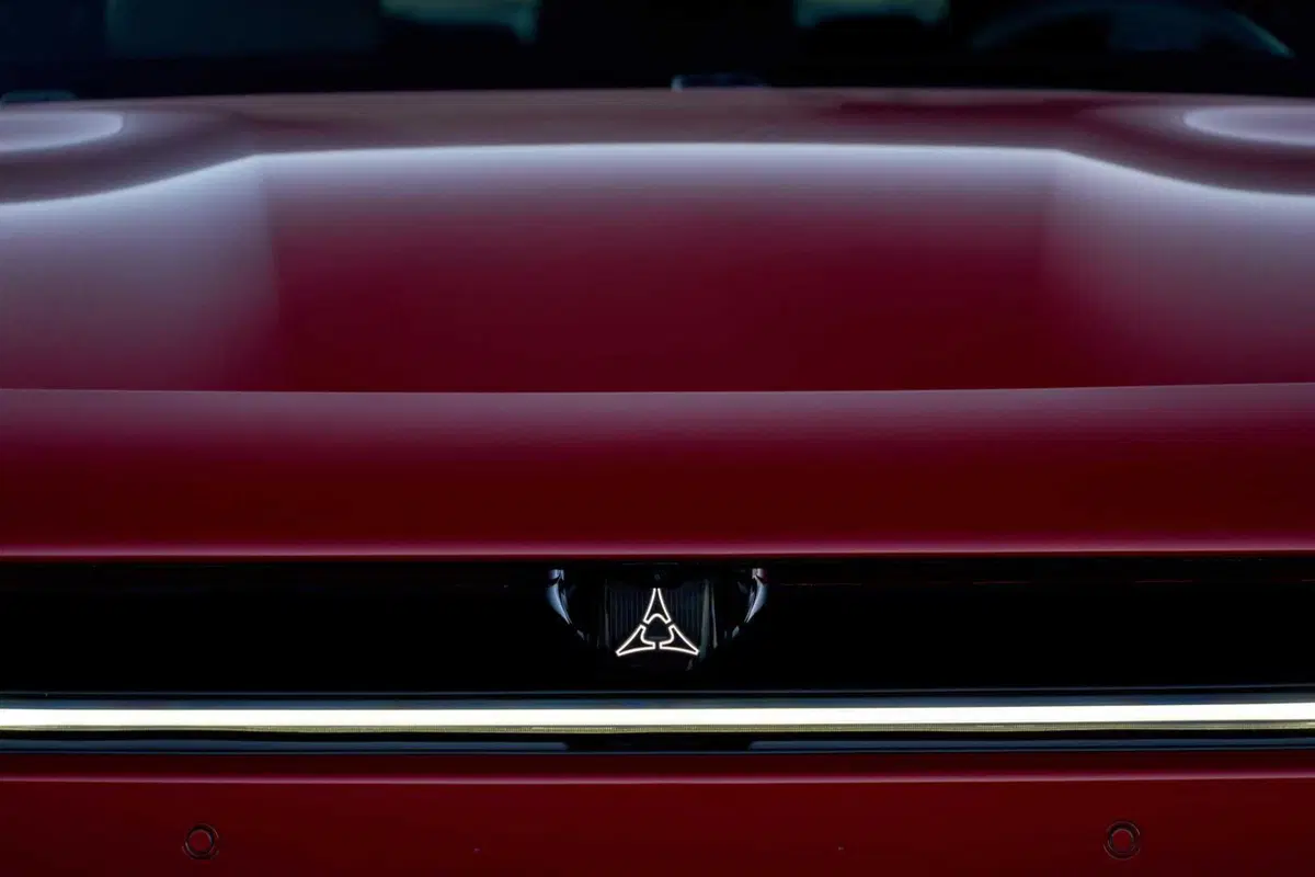 Dodge Charger 2026 in Europa, benzina biturbo o l'eretica elettrica da 670 CV: la muscle car che divide i puristi ma corre più di prima (15)