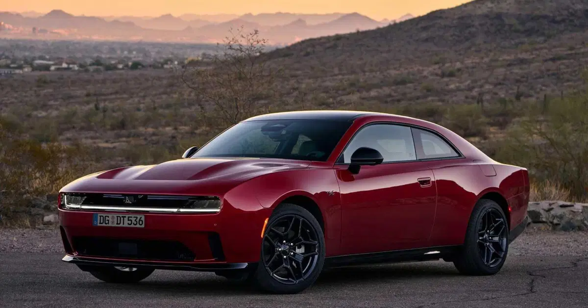 Dodge Charger 2026 in Europa, benzina biturbo o l'eretica elettrica da 670 CV: la muscle car che divide i puristi ma corre pi&ugrave; di prima