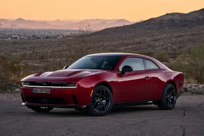 Dodge Charger 2026 in Europa, benzina biturbo o l'eretica elettrica da 670 CV: la muscle car che divide i puristi ma corre pi&ugrave; di prima