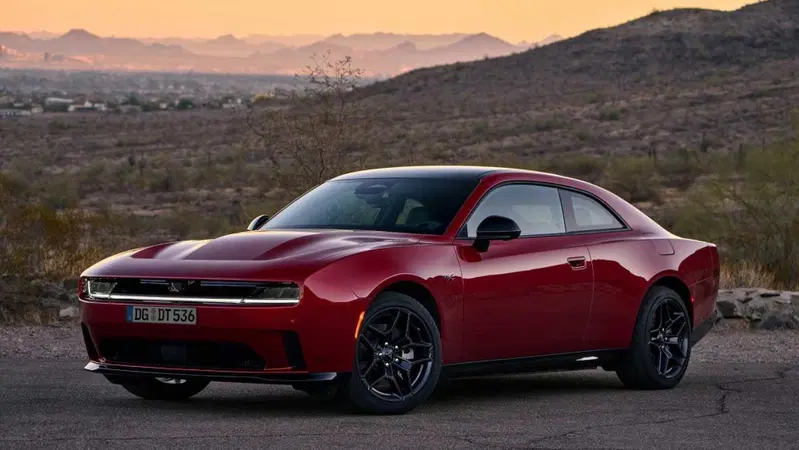Dodge Charger 2026 in Europa, benzina biturbo o l'eretica elettrica da 670 CV: la muscle car che divide i puristi ma corre pi&ugrave; di prima