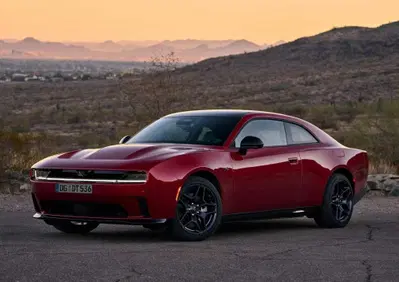 Dodge Charger 2026 in Europa, benzina biturbo o l'eretica elettrica da 670 CV: la muscle car che divide i puristi ma corre più di prima