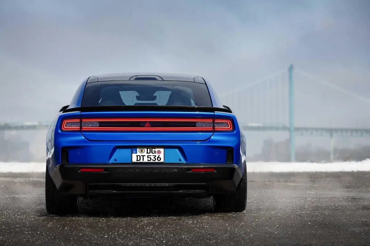 Dodge Charger 2026 in Europa, benzina biturbo o l'eretica elettrica da 670 CV: la muscle car che divide i puristi ma corre più di prima (3)