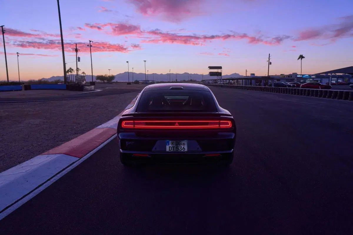 Dodge Charger 2026 in Europa, benzina biturbo o l'eretica elettrica da 670 CV: la muscle car che divide i puristi ma corre più di prima (5)