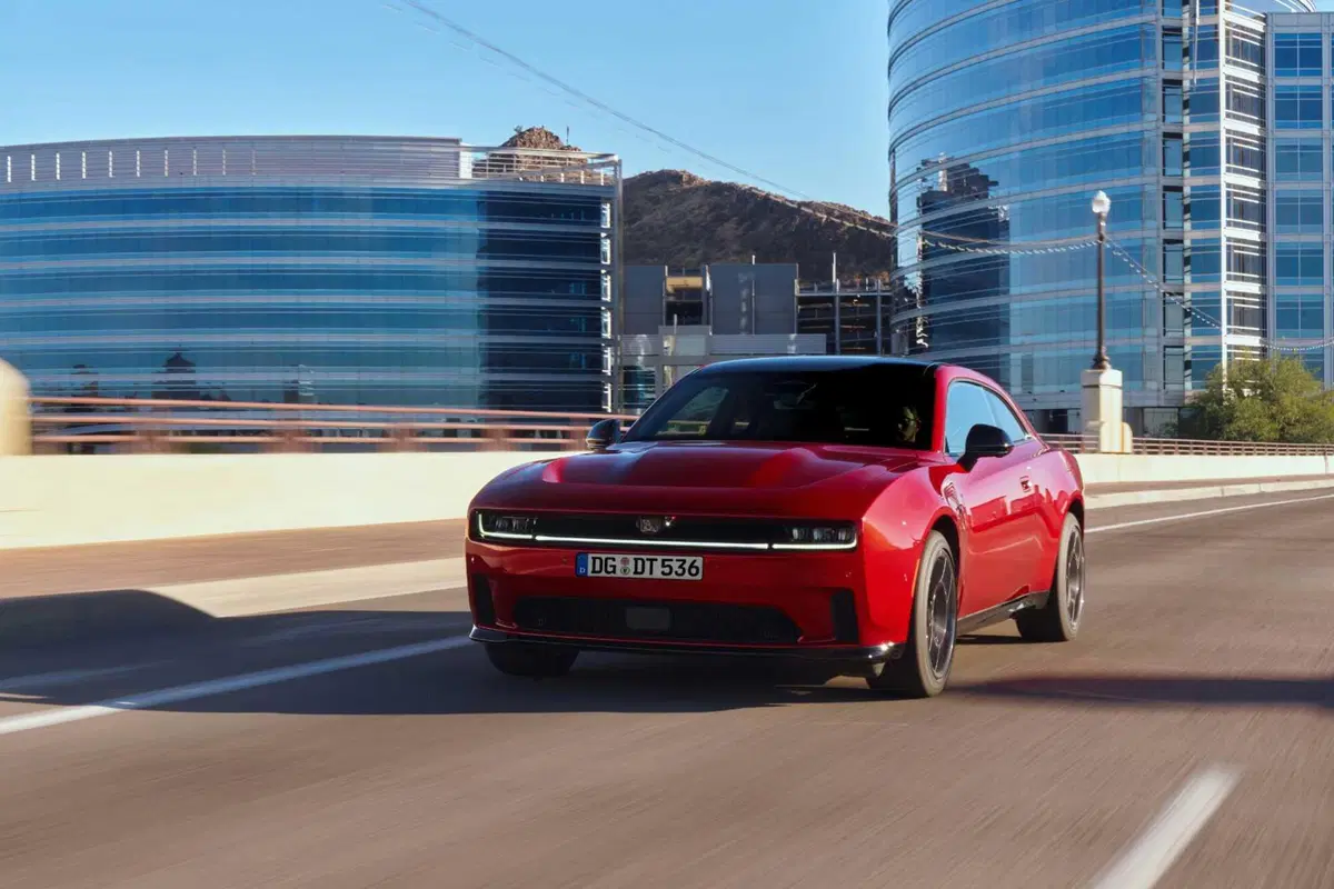Dodge Charger 2026 in Europa, benzina biturbo o l'eretica elettrica da 670 CV: la muscle car che divide i puristi ma corre più di prima (7)