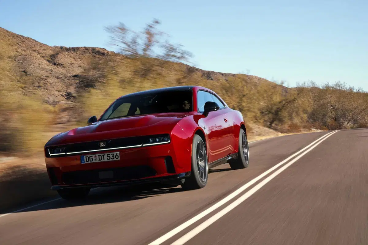Dodge Charger 2026 in Europa, benzina biturbo o l'eretica elettrica da 670 CV: la muscle car che divide i puristi ma corre più di prima (8)