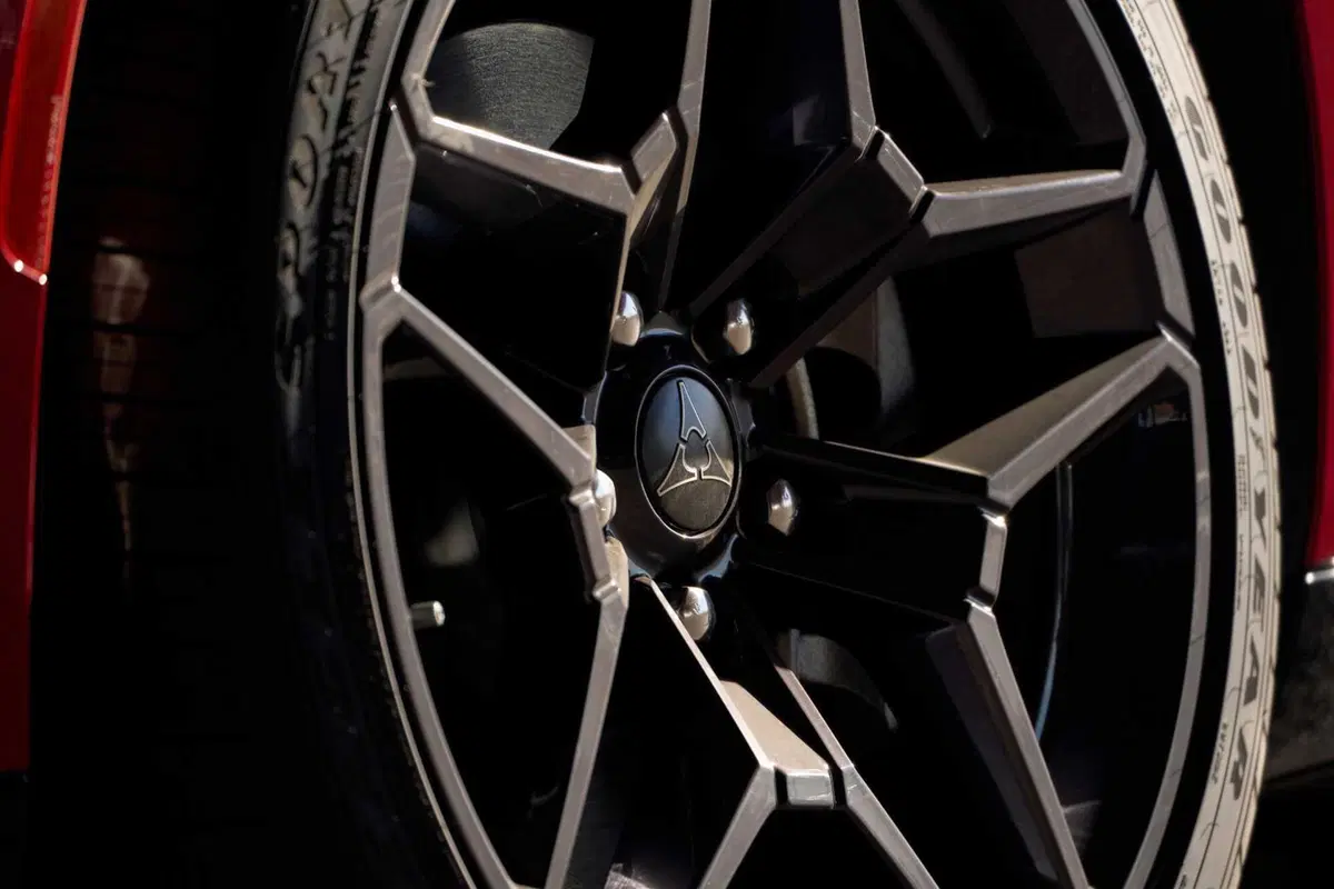 Dodge Charger 2026 in Europa, benzina biturbo o l'eretica elettrica da 670 CV: la muscle car che divide i puristi ma corre più di prima (14)