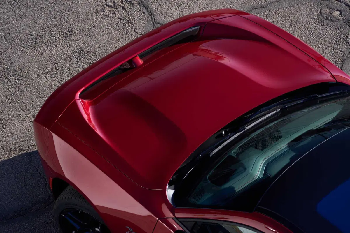 Dodge Charger 2026 in Europa, benzina biturbo o l'eretica elettrica da 670 CV: la muscle car che divide i puristi ma corre più di prima (17)