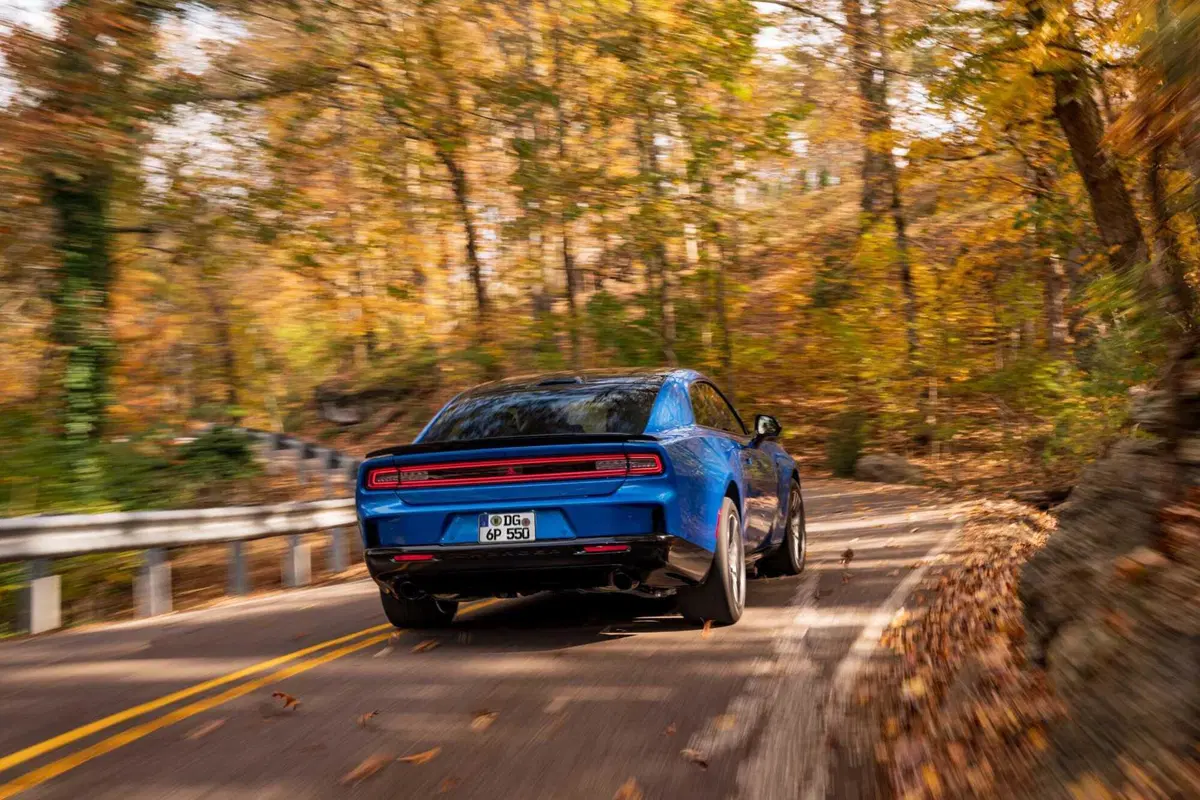 Dodge Charger 2026 in Europa, benzina biturbo o l'eretica elettrica da 670 CV: la muscle car che divide i puristi ma corre più di prima (2)