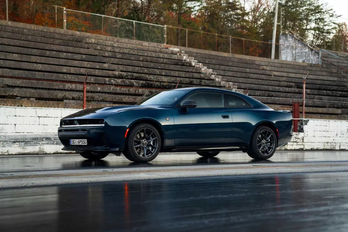 Dodge Charger 2026 in Europa, benzina biturbo o l'eretica elettrica da 670 CV: la muscle car che divide i puristi ma corre più di prima