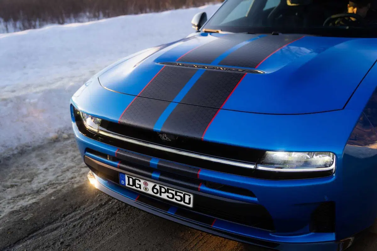 Dodge Charger 2026 in Europa, benzina biturbo o l'eretica elettrica da 670 CV: la muscle car che divide i puristi ma corre più di prima (3)