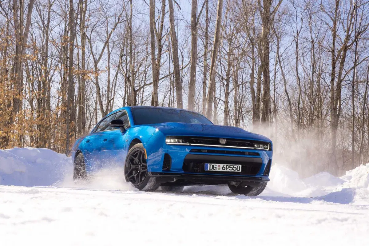 Dodge Charger 2026 in Europa, benzina biturbo o l'eretica elettrica da 670 CV: la muscle car che divide i puristi ma corre più di prima (4)