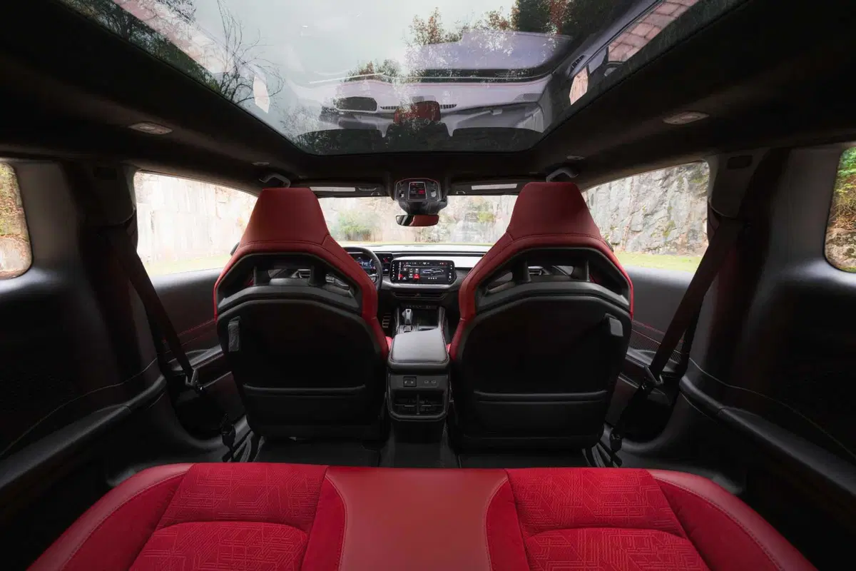 Dodge Charger 2026 in Europa, benzina biturbo o l'eretica elettrica da 670 CV: la muscle car che divide i puristi ma corre più di prima (7)
