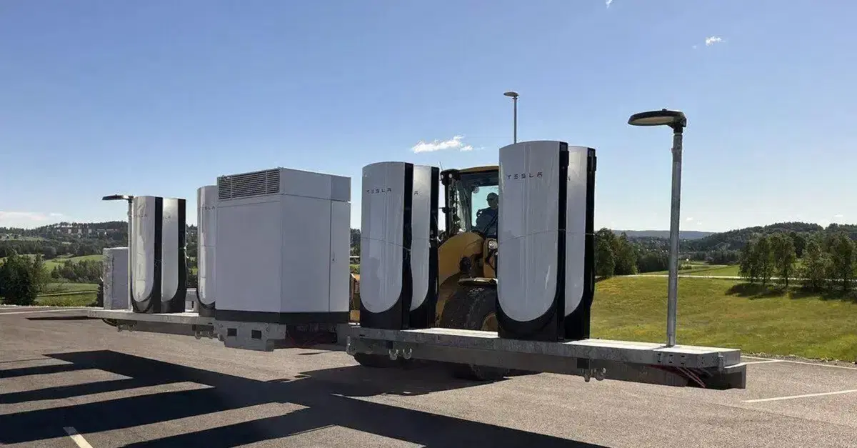 Tesla rivoluziona la ricarica: arrivano in Europa i Supercharger pieghevoli che si installano in met&agrave; tempo