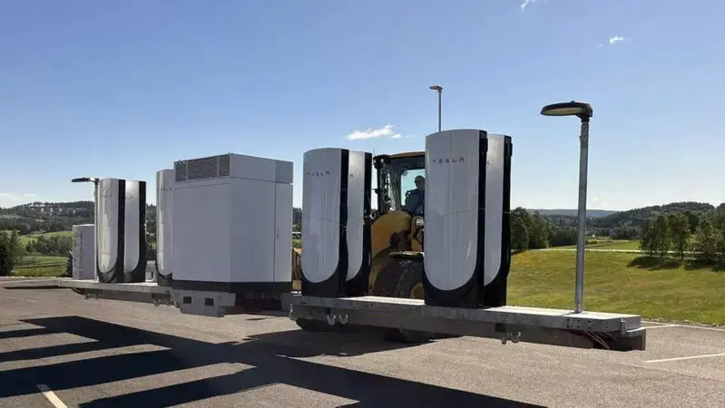 Tesla rivoluziona la ricarica: arrivano in Europa i Supercharger pieghevoli che si installano in met&agrave; tempo