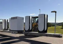 Tesla rivoluziona la ricarica: arrivano in Europa i Supercharger pieghevoli che si installano in metà tempo