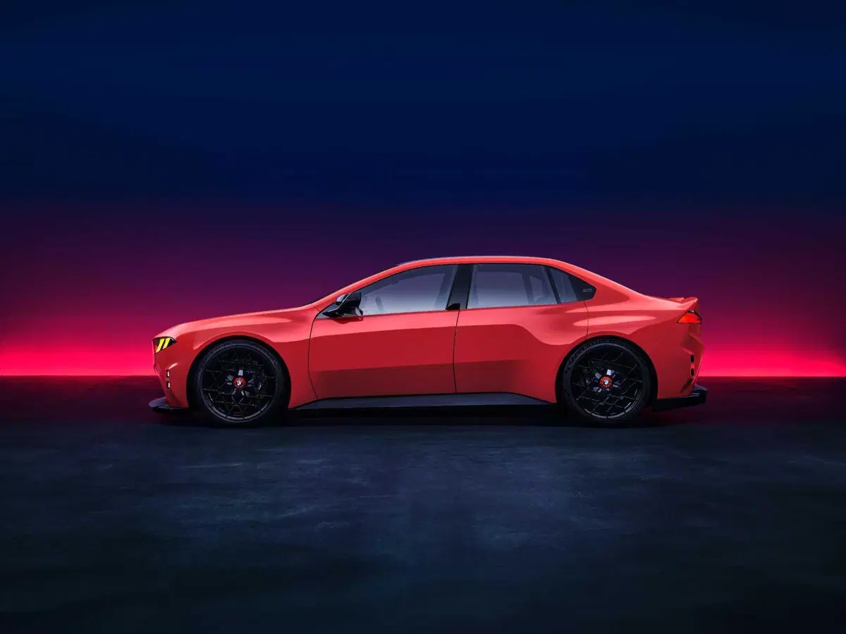 BMW M Concept Neue Klasse, a Le Mans debutta la M del futuro: quattro motori elettrici e oltre 100 kWh (2)