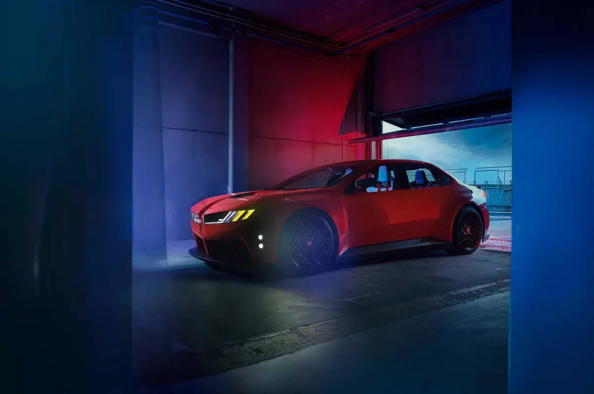 BMW M Concept Neue Klasse, a Le Mans debutta la M del futuro: quattro motori elettrici e oltre 100 kWh (5)