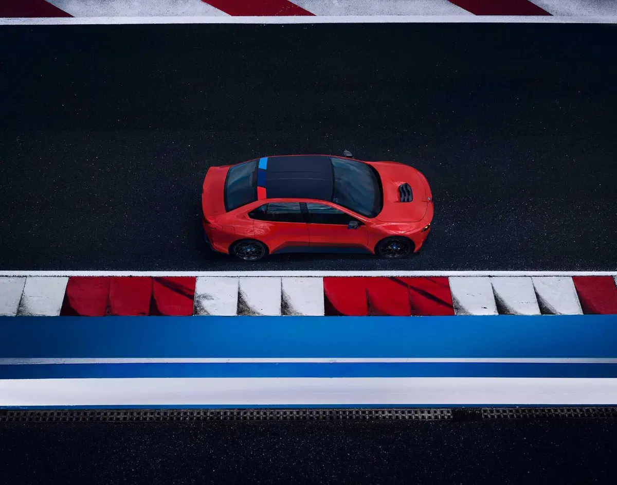 BMW M Concept Neue Klasse, a Le Mans debutta la M del futuro: quattro motori elettrici e oltre 100 kWh (8)