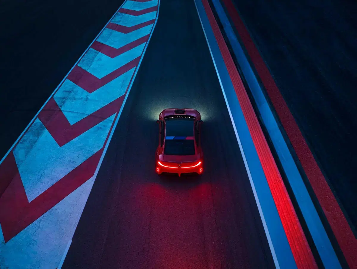 BMW M Concept Neue Klasse, a Le Mans debutta la M del futuro: quattro motori elettrici e oltre 100 kWh (12)