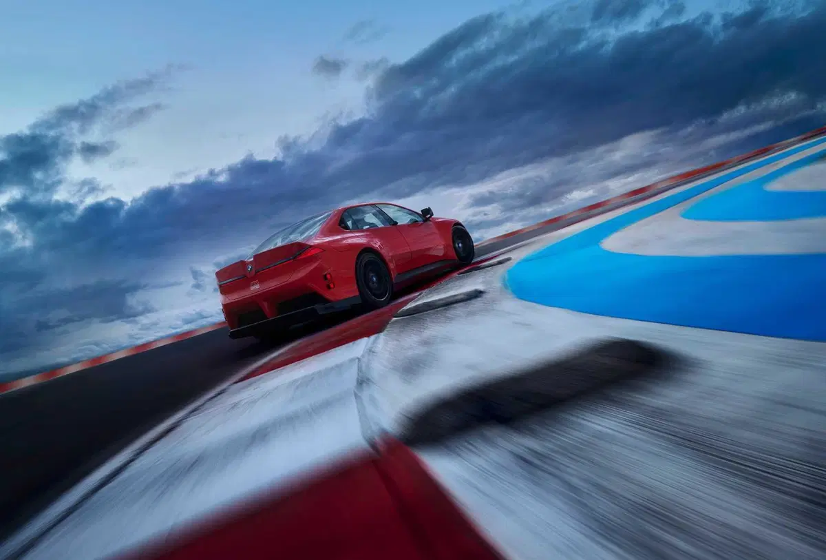BMW M Concept Neue Klasse, a Le Mans debutta la M del futuro: quattro motori elettrici e oltre 100 kWh (15)