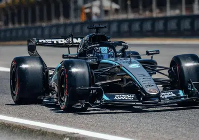 F1, Pista bollente e traffico impazzito a Barcellona: Antonelli finisce nei guai in FP3, mentre Russell detta legge