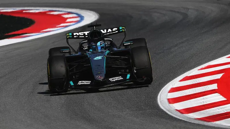 F1. Disastro Leclerc nelle qualifiche di Barcellona, la Mercedes fa la storia: Russell in pole davanti a un super Hamilton!