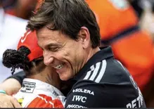 F1. Se sente l'odore del sangue, non lo fermi più. Wolff incorona Hamilton e striglia la Mercedes: Inaccettabile